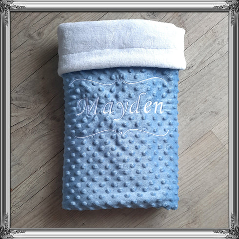 Couverture doublé en minky doux + coussin assortie personnalisé, brodée prénom et/ou ornement